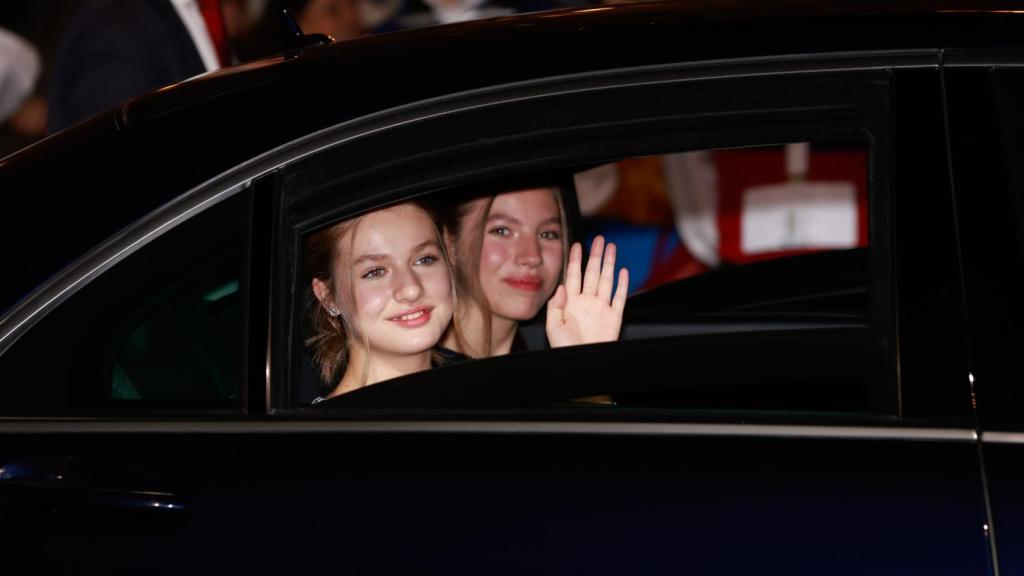 Leonor y Sofía saliendo del Teatro Campoamor de Oviedo en dirección al Hotel Reconquista.