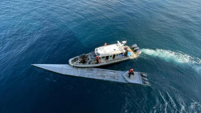 La Armada de Colombia aborda un semisumergible el pasado domingo.