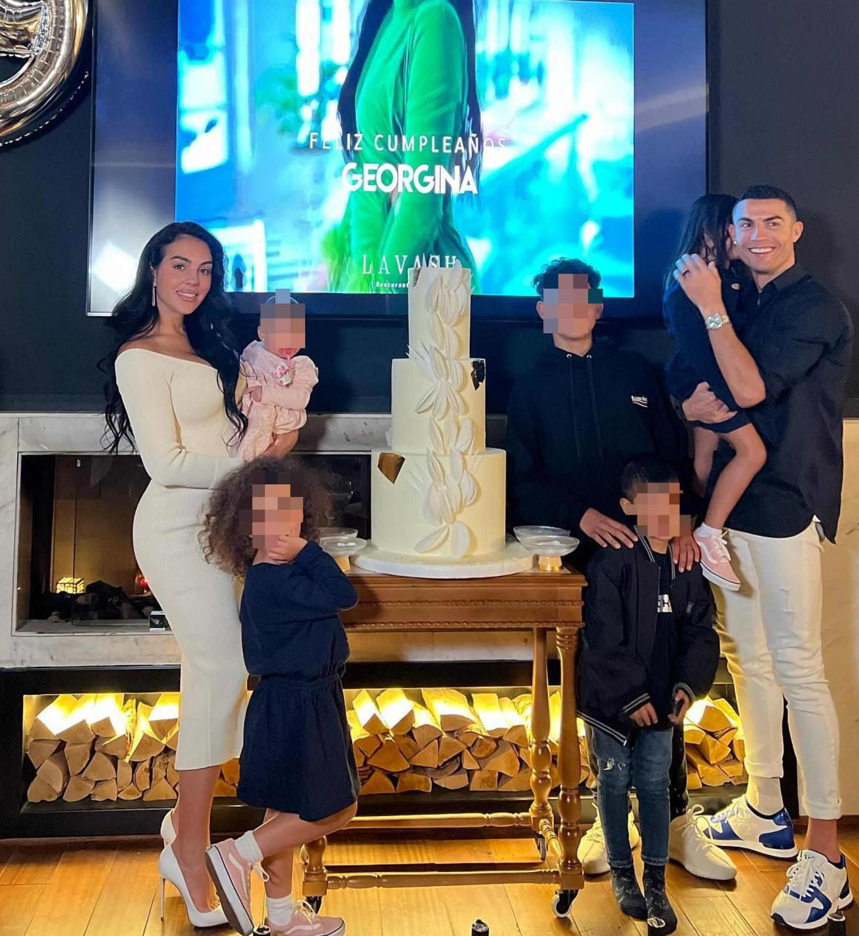 La modelo y Cristiano, con sus hijos.