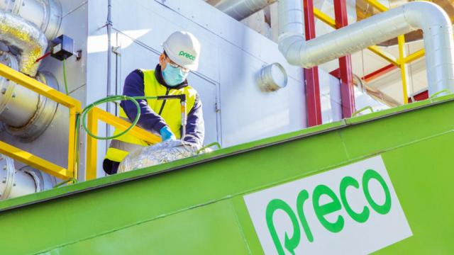 Uno de los trabajadores de Preco.