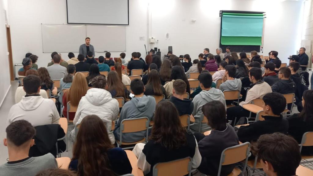 El deportista, durante la charla.