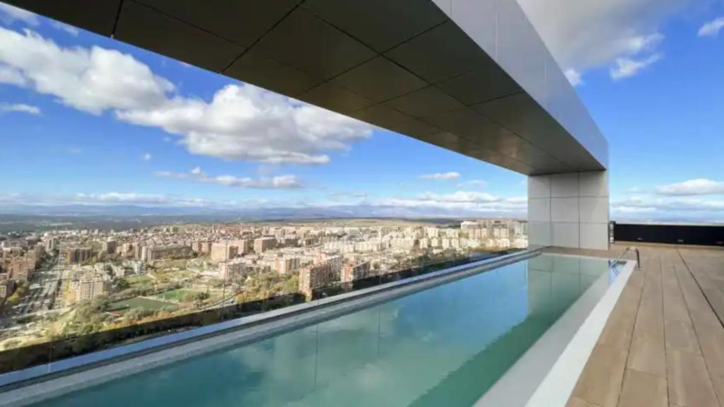 Piscina en la azotea de una de las torres Skyline.