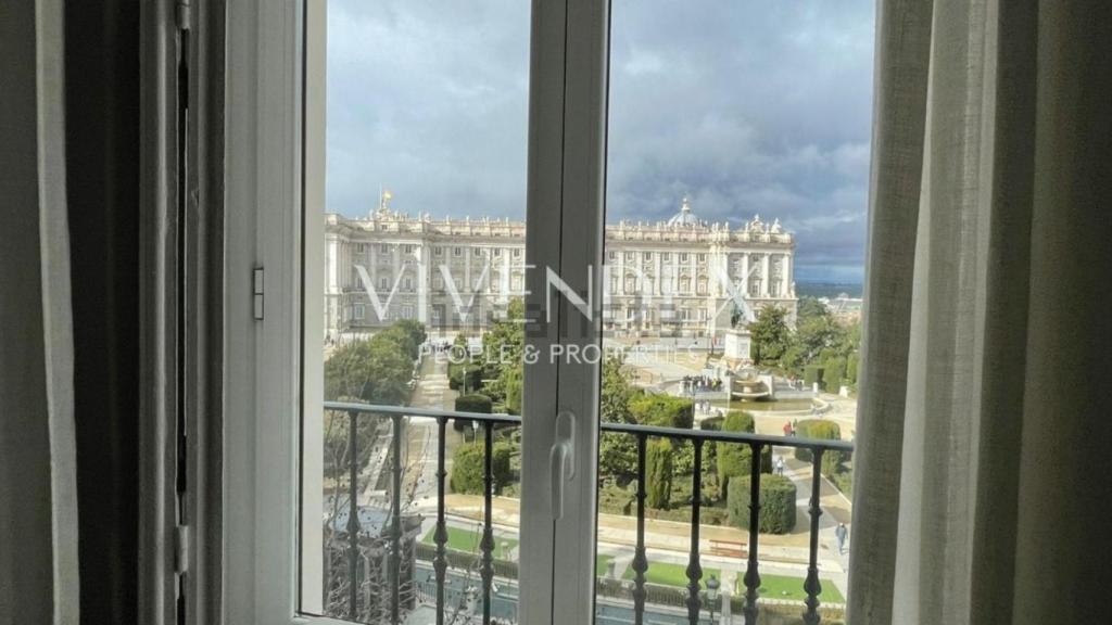 Uno de los balcones con vistas al Palacio Real.
