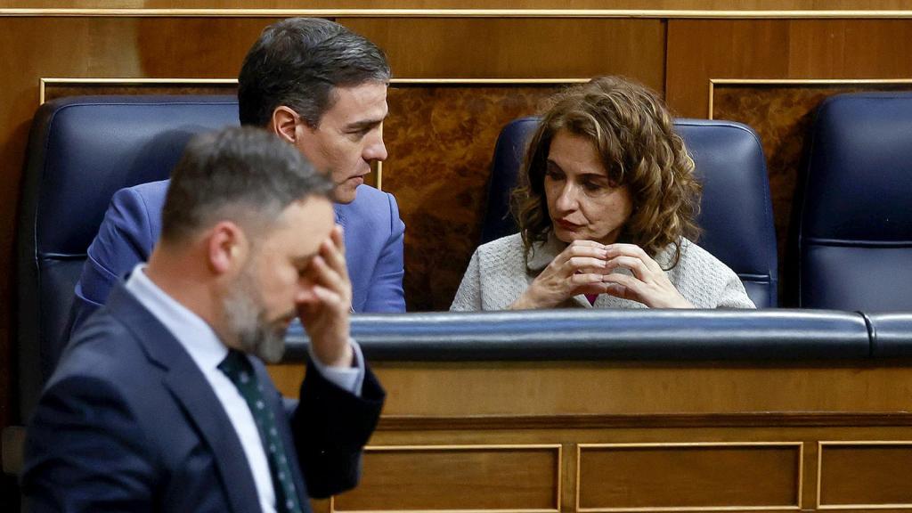 Abascal pasa por delante de Sánchez y María Jesús Montero, durante una sesión del Congreso.