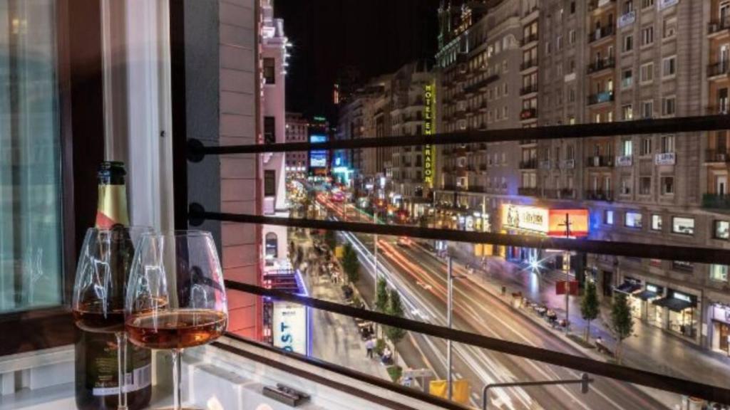 Vistas a un tramo de la Gran Vía desde un piso de Álamo Home.