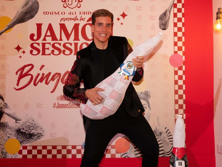 El influencer Xuso Jones con uno de los premios.
