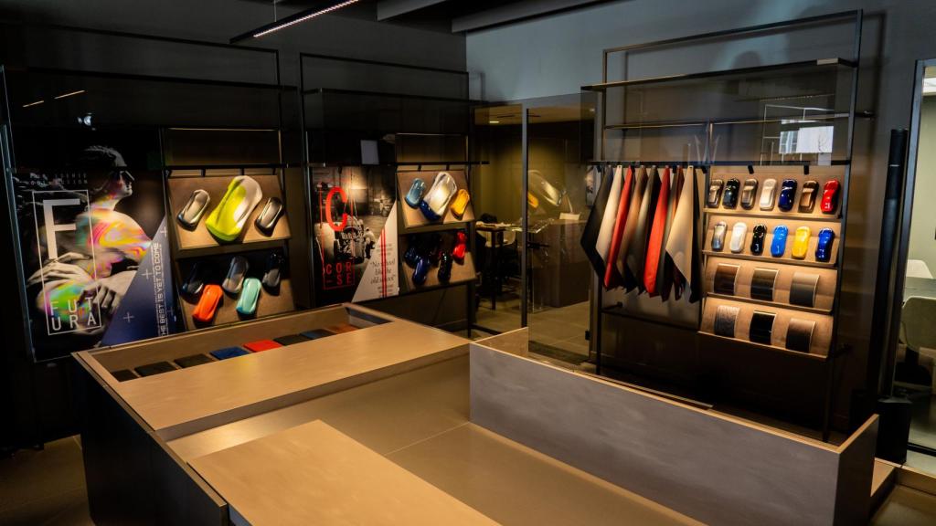 Interior de la primera tienda conceptual de Maserati en España.