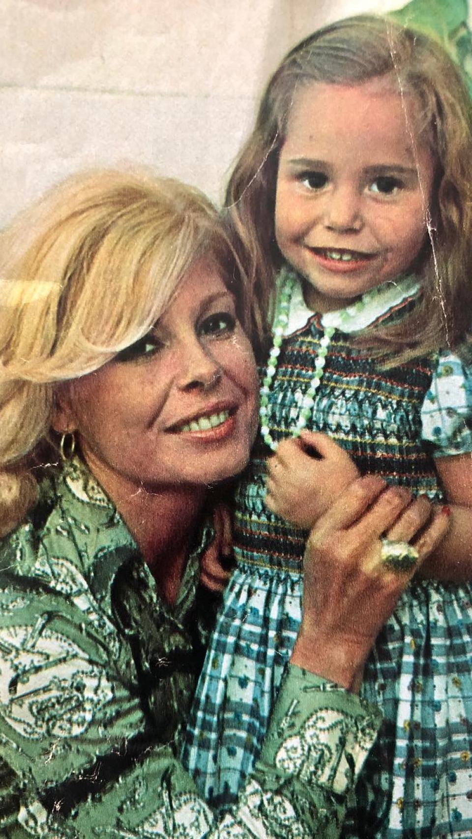 Madre e hija en una emotiva imagen publicada en las redes sociales de Lara.