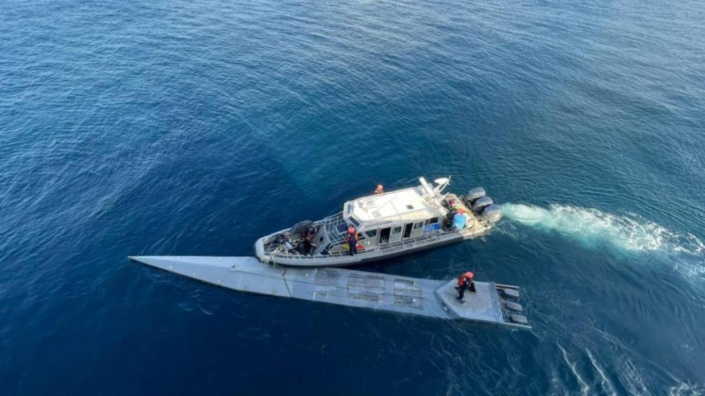 Semisumergible incautado por la Armada colombiana con dos cadáveres dentro y con más de 2.643 kilos de cocaína.