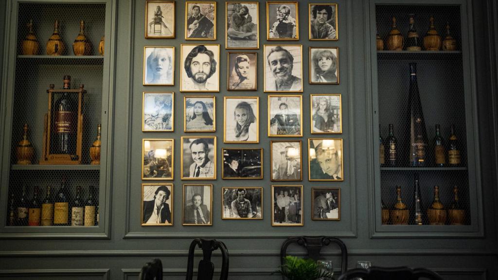 La pared de Alduccio con las celebridades más antiguas que pisaron el local.