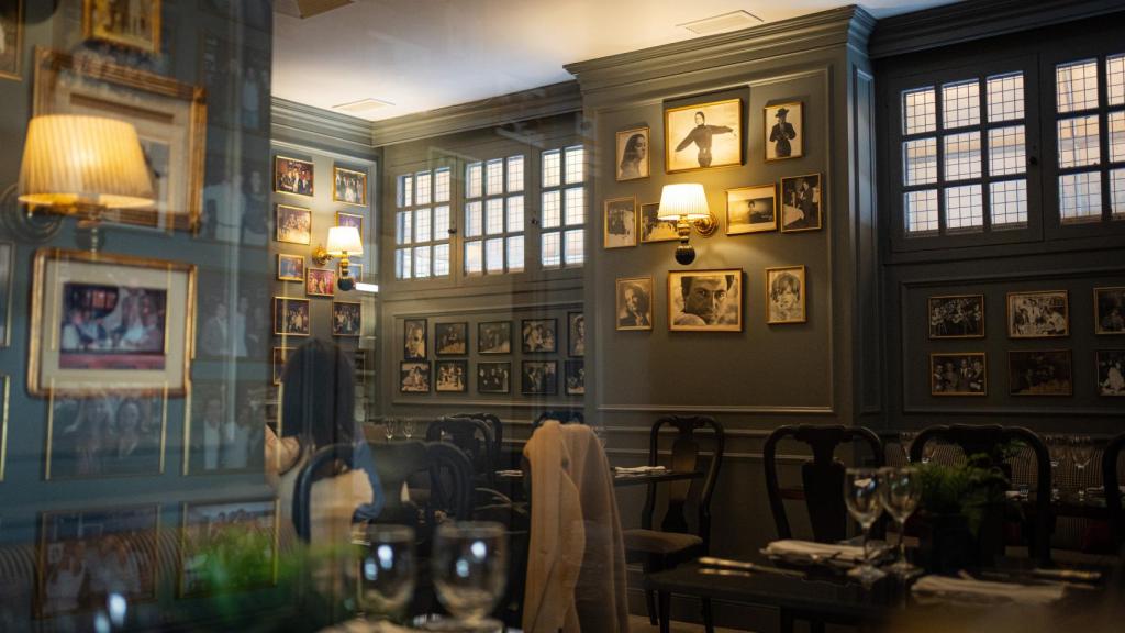 Interior del restaurante italiano con todos los cuadros de famosos.