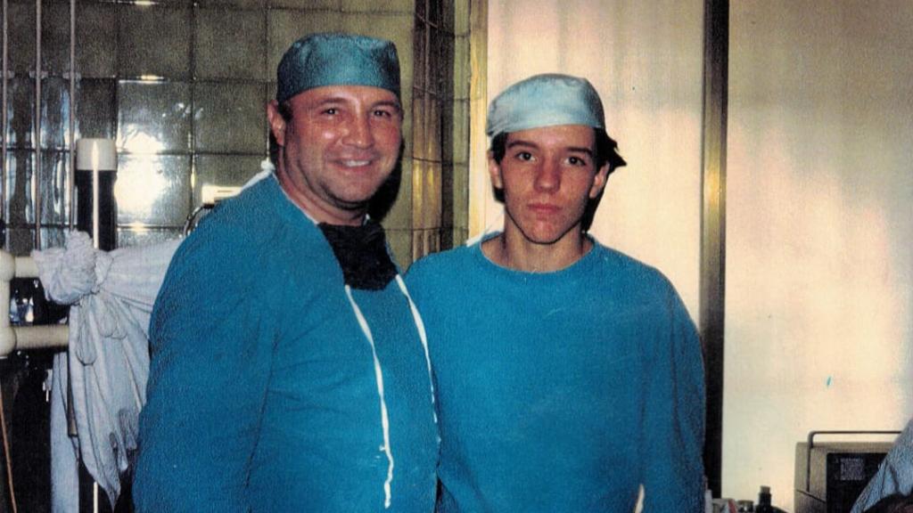 Un joven doctor Pablo Muñoz-Cariñanos junto a su padre.
