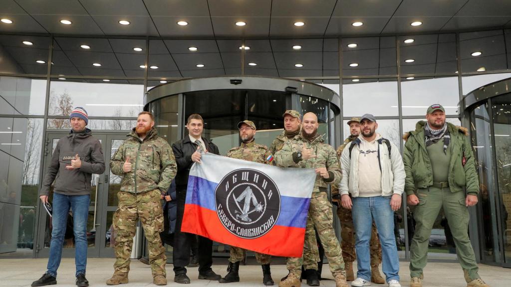 Miembros posan en la inauguración del PMC Wagner Centre en San Petersburgo, el pasado noviembre.