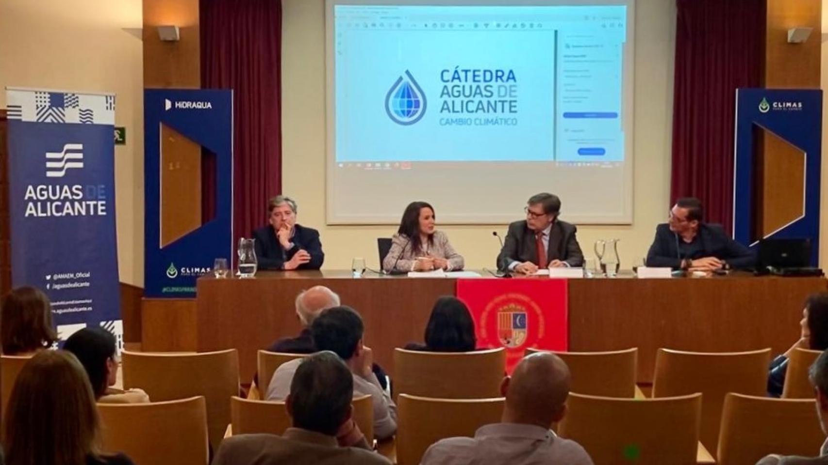Momento de la conferencia organizada en Alicante.
