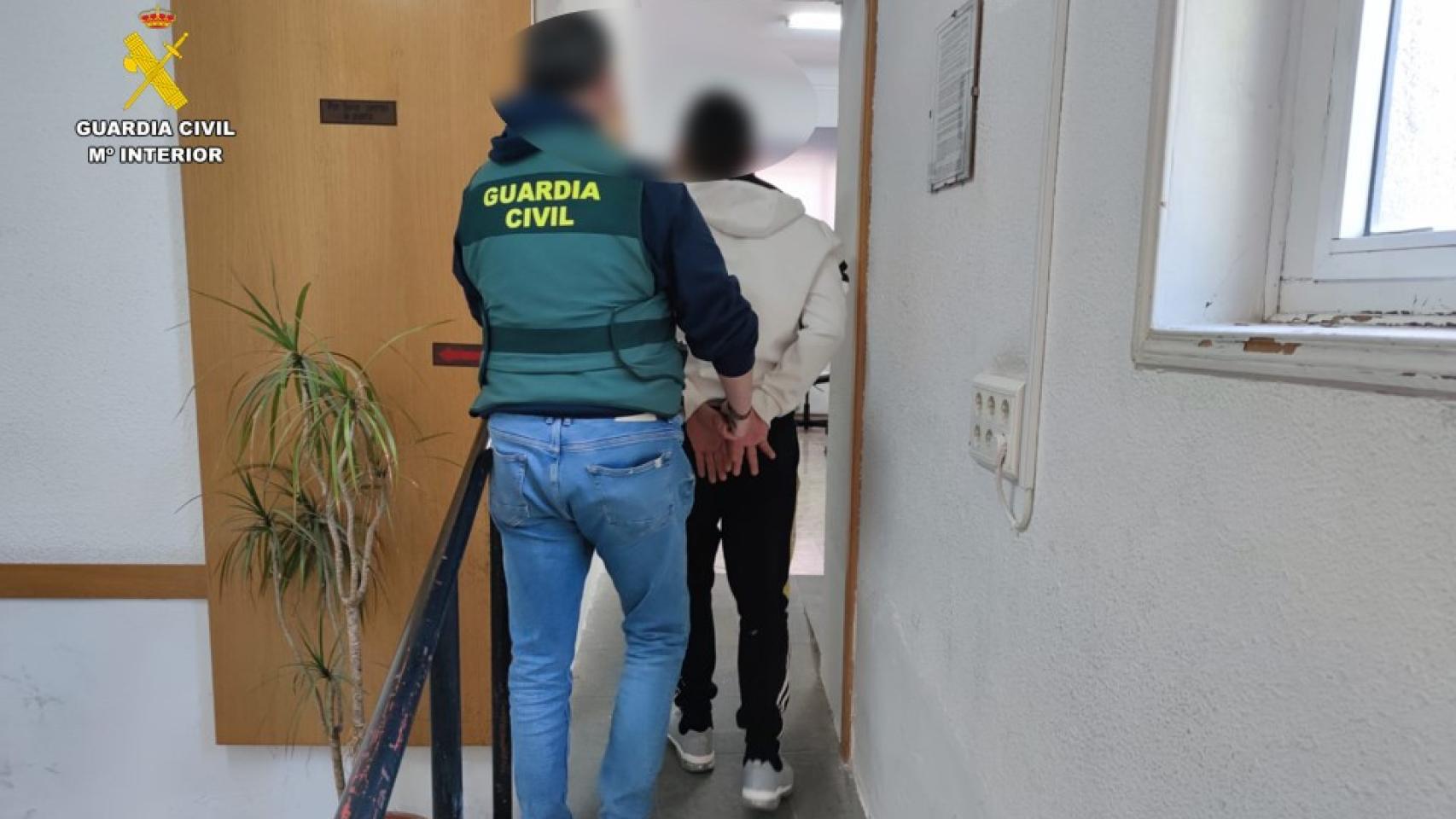 Uno de los detenidos en la operación.