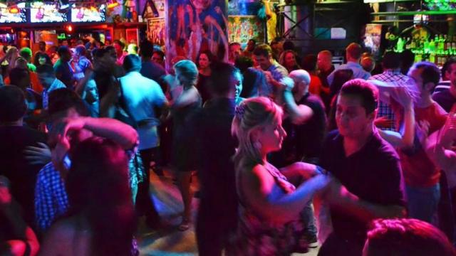 Imagen de archivo de un pub repleto de gente.