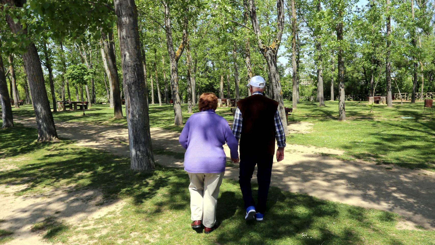 Una pareja de personas mayores paseando por Valladolid