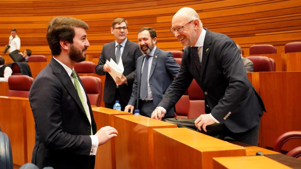 El vicepresidente de la Junta, Juan García Gallardo, junto a los procuradores de Vox Ignacio Sicilia, Javier Teira y Francisco Carrera durante la segunda sesión del pleno de las Cortes de Castilla y León