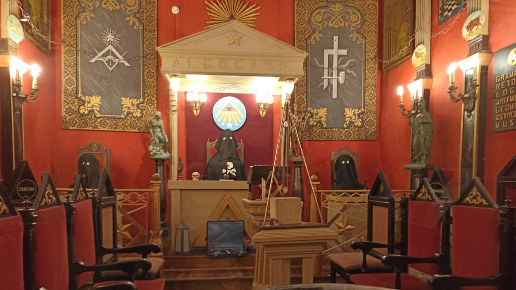 Recreación de una logia masónica. Fue creada durante el régimen franquista para ridiculizar y desprestigiar la masonería.