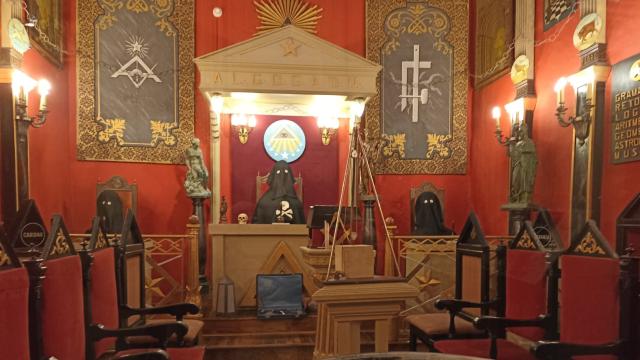 Recreación de una logia masónica. Fue creada durante el régimen franquista para ridiculizar y desprestigiar la masonería.