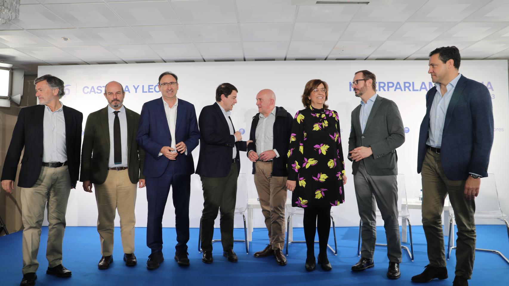 El presidente de la Junta, Alfonso Fernández Mañueco, y el candidato del PP a la Alcaldía de Valladolid, Jesús Julio Carnero, durante la Interparlamentaria del partido, este viernes.