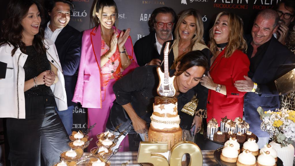Julio José Iglesias rodeado de amigos el día de su fiesta de cumpleaños.
