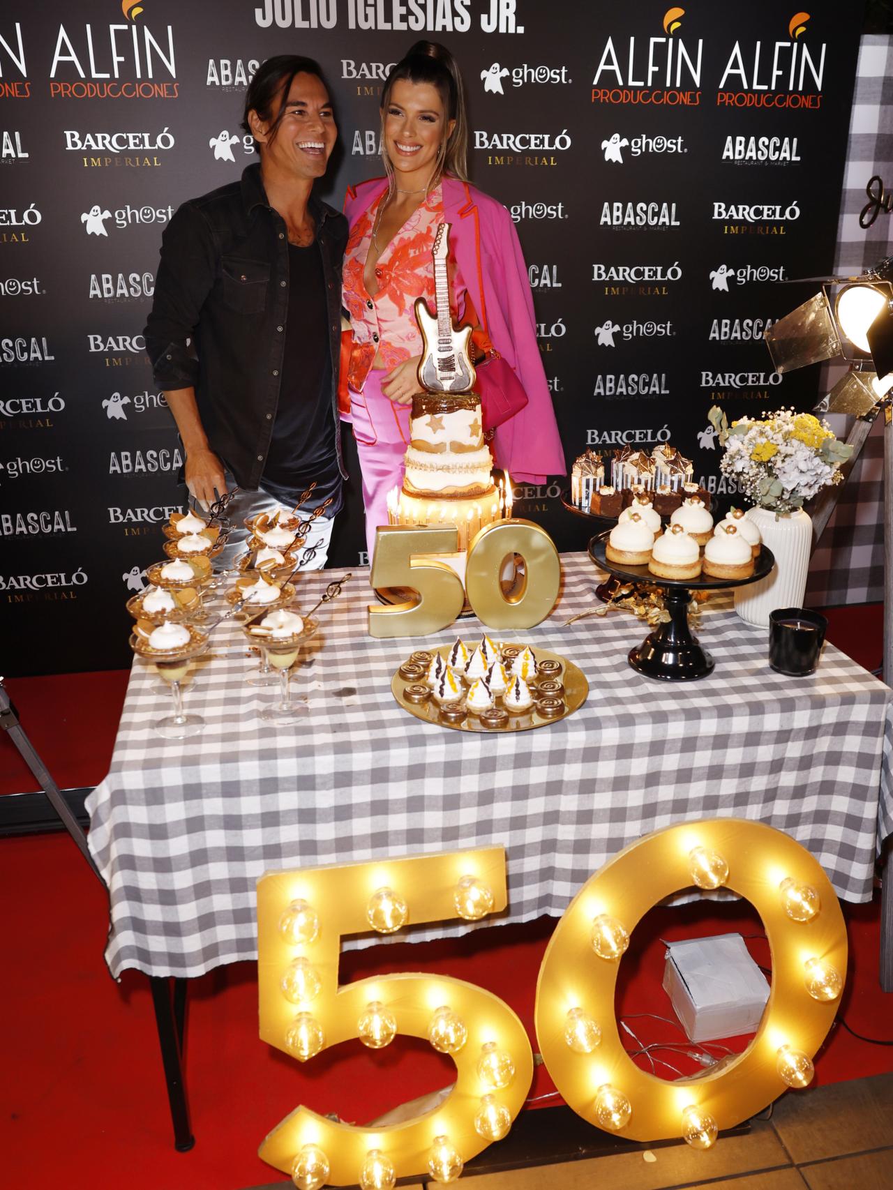 Julio José y Vivi di Domenico en el 50 cumpleaños del cantante.