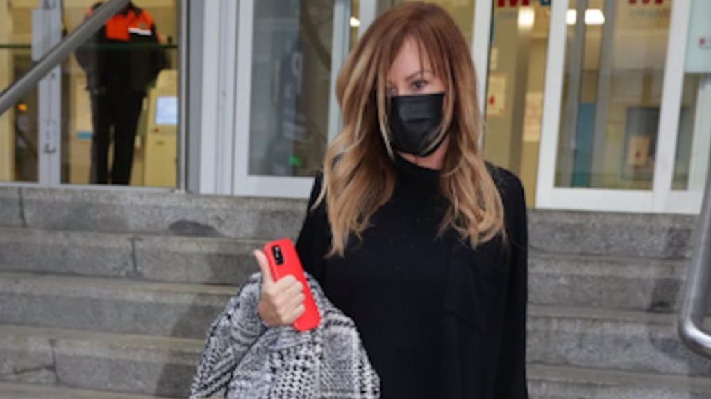 Lara Dibildos, a su salida del hospital tras el fallecimiento de su madre.