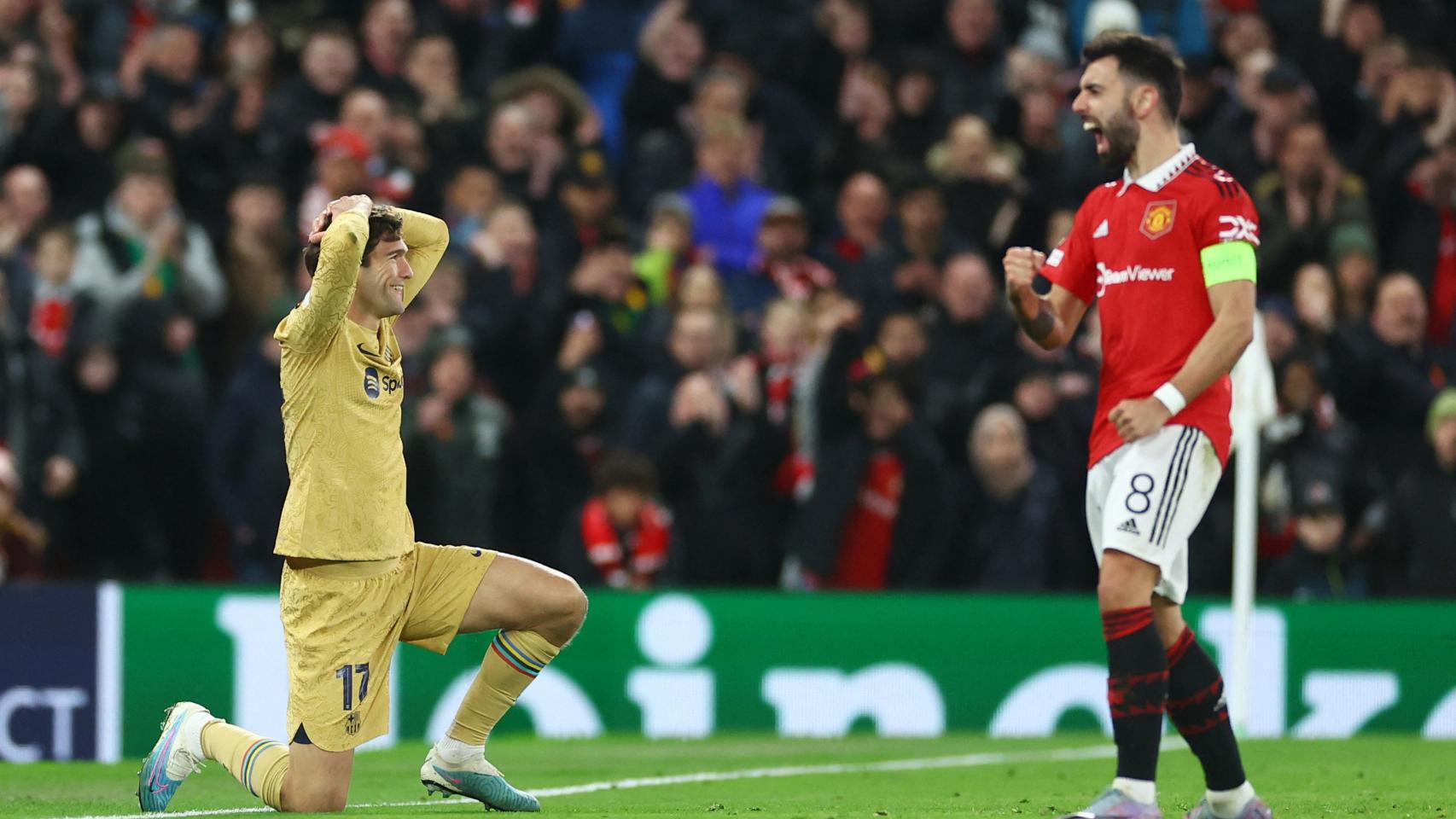 Marcos Alonso se lamenta ante la eliminación del Barcelona a manos del United.