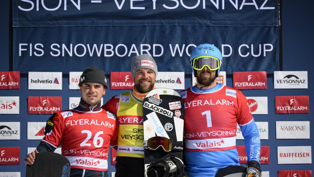 Álvaro Romero en el podio de la Copa del Mundo de Veysonnaz 2023