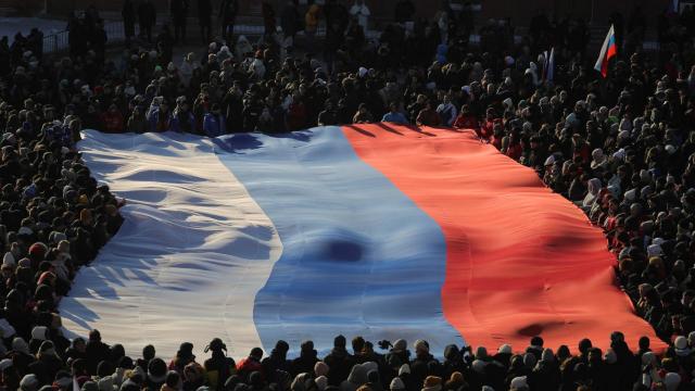 Una bandera rusa gigante durante un acto en San Petersburgo. Foto: Igor Russak (Reuters)