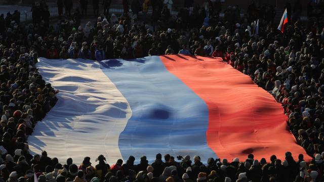 Una bandera rusa gigante durante un acto en San Petersburgo. Foto: Igor Russak (Reuters)