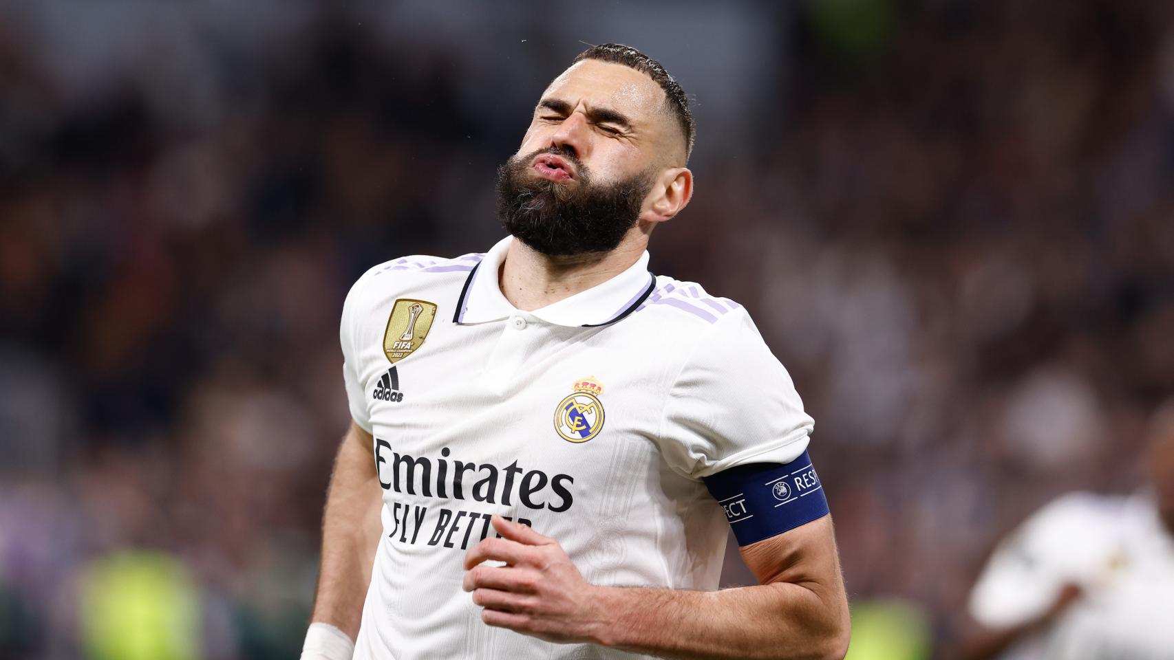 Karim Benzema se duele tras recibir un golpe contra el Liverpool
