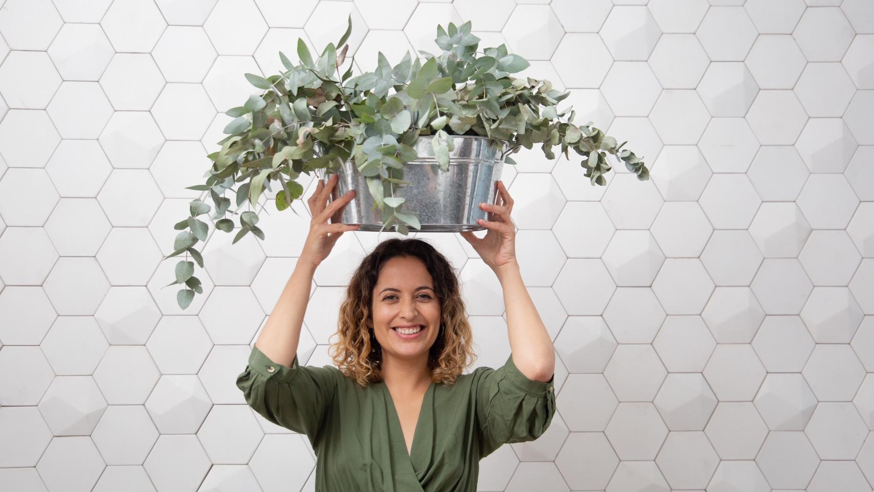 Flor Fasanella, farmaceútica y sabia de las plantas, posa con uno de sus cultivos.