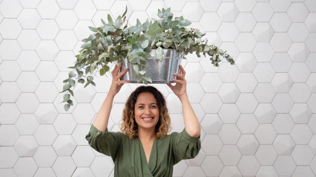 Flor Fasanella, farmaceútica y sabia de las plantas, posa con uno de sus cultivos.