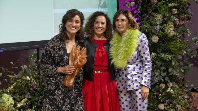 Entrega de premios Ryma Shimohamadi junto a Charo Izquierdo.