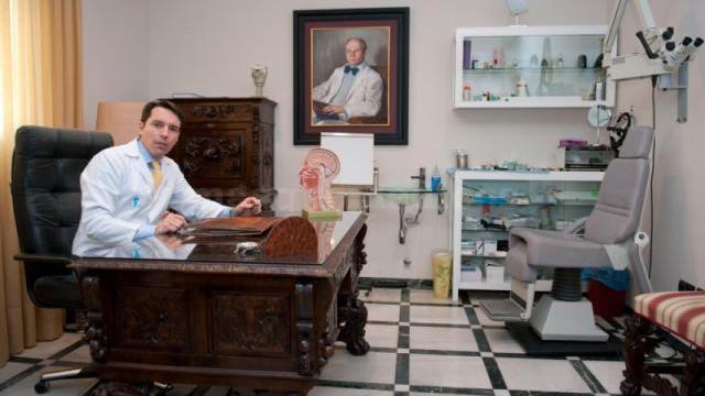 El doctor Pablo Muñoz-Cariñanos, hijo de Antonio Muñoz Cariñanos, quien dará nombre al nuevo Hospital Militar.