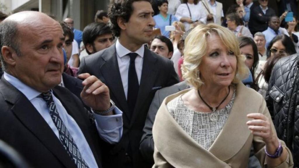 Beltrán Gutiérrez, exgerente del PP de Madrid, junto a la expresidenta de la Comunidad Esperanza Aguirre.