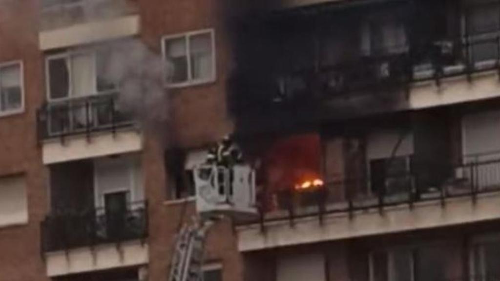 Imagen del incendio en un edificio cerca de la plaza de toros de Las Ventas.