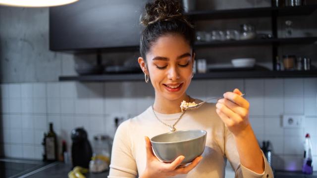 Una mujer, comiendo.