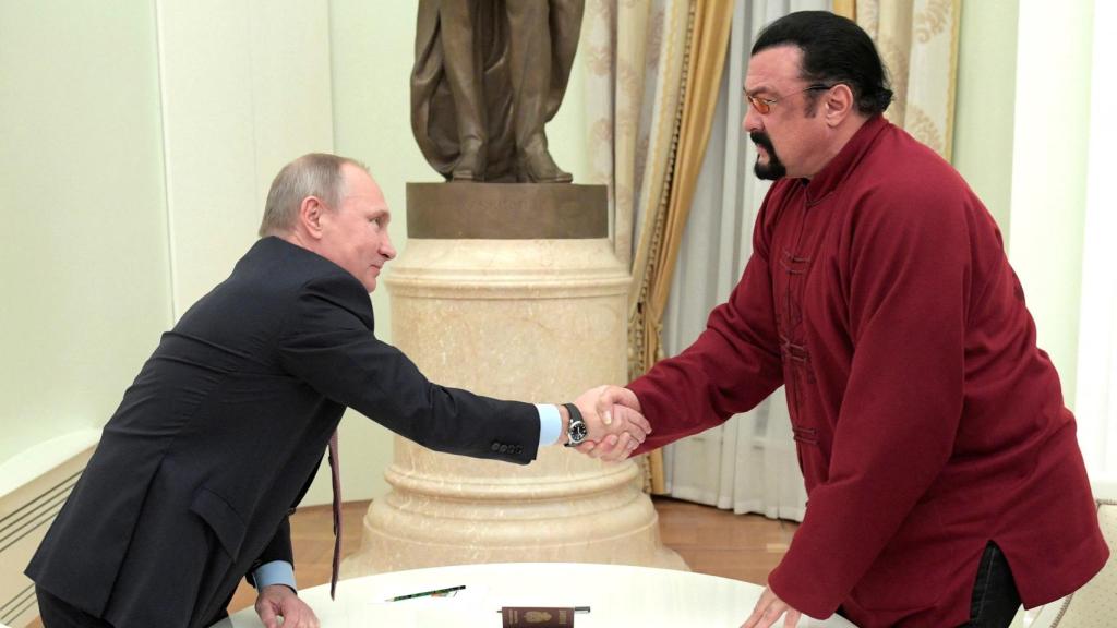 El presidente de Rusia, Vladímir Putin (i), estrecha la mano del actor estadounidense Steven Seagal durante una reunión en el Kremlin en Moscú, el 25 de noviembre de 2016.