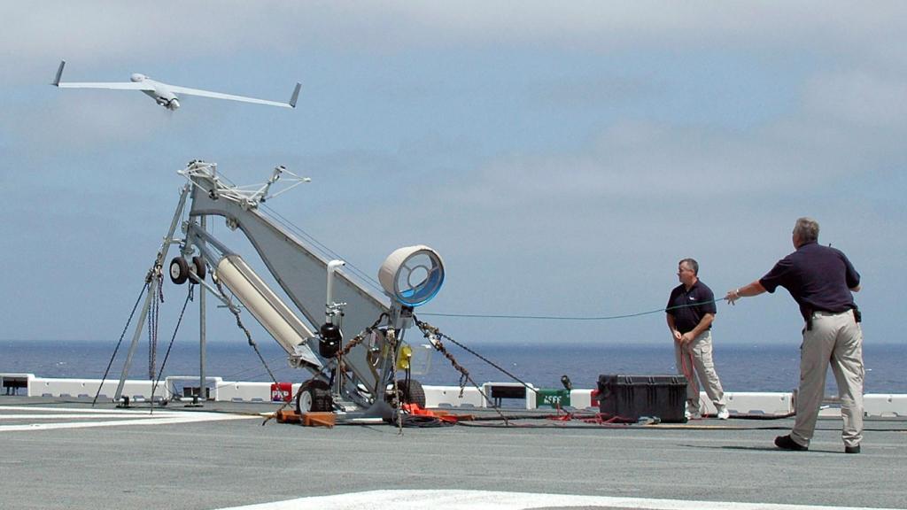 El ScanEagle lanzado por una catapulta neumática