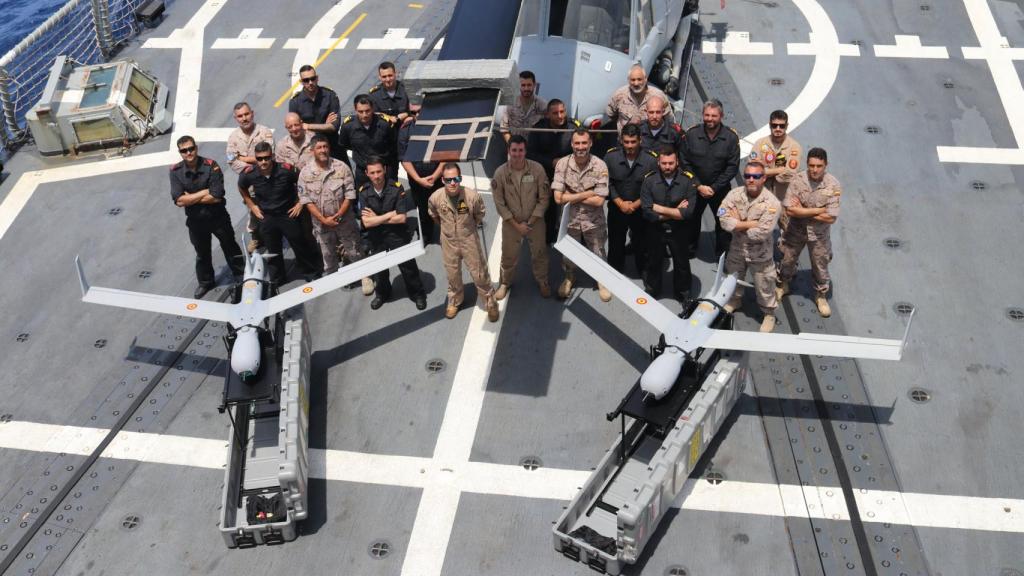 Miembros de la 11ª Escuadrilla Aérea de la Armada con dos unidades de ScanEagle