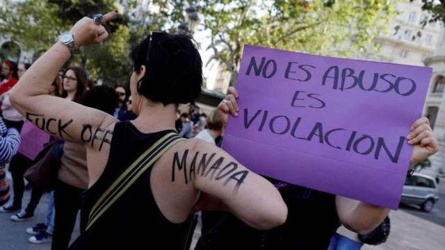 Una mujer protesta contra los abusos sexuales en una manifestación.