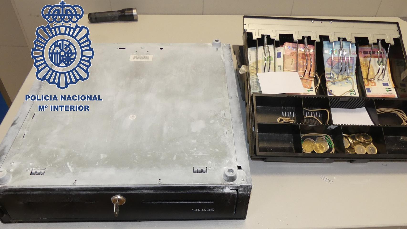 Caja registradora robada en el local de apuestas.
