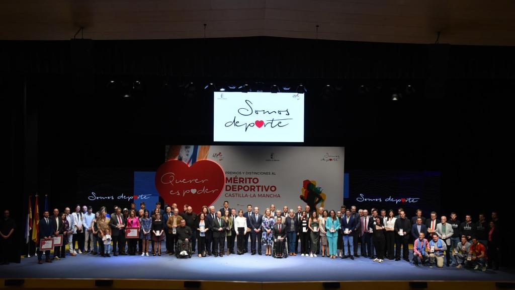 Foto de grupo de todos los premiados.