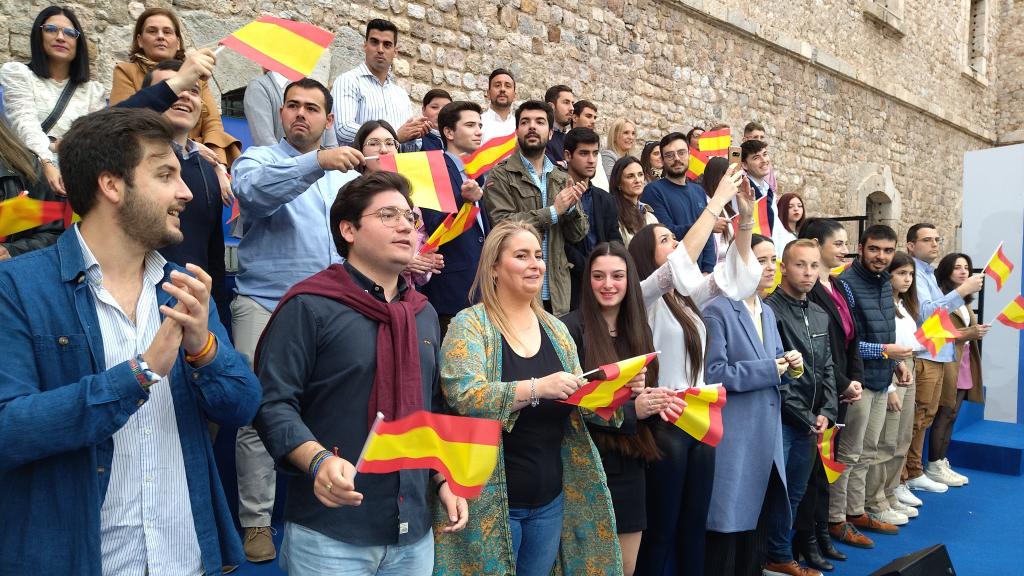 Militantes aplaudiendo, este sábado, ante la llegada de Alberto Núñez Feijóo.