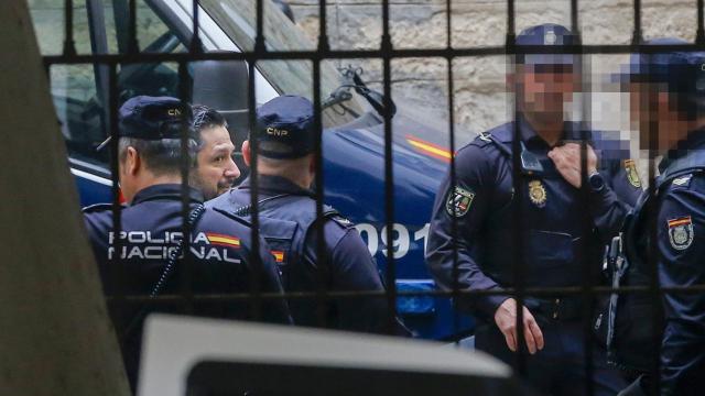 El bailaor Rafael Amargo (i) , a su llegada a los juzgados de Alicante.