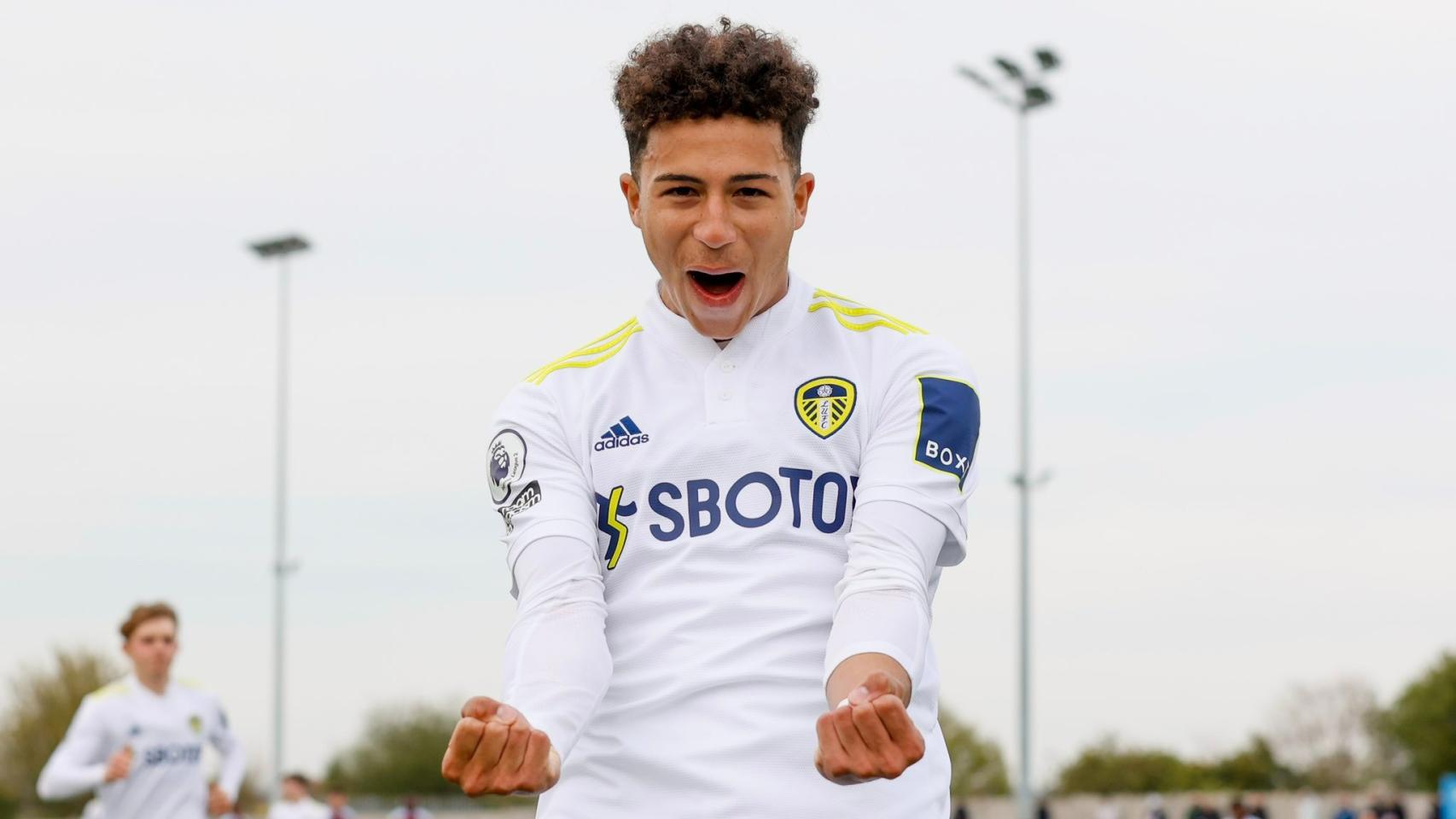 Mateo Joseph celebra un gol con el Leeds United.