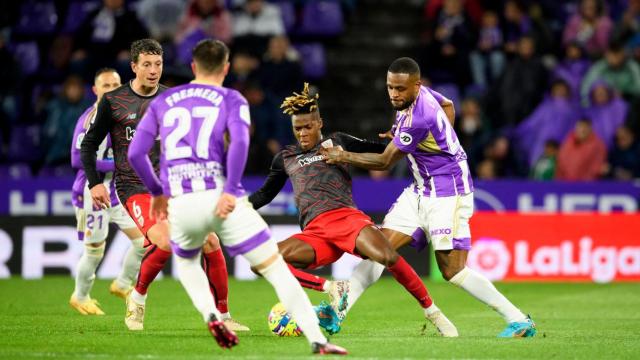 Cyle Larin y Nico Williams pugnan el balón ante la atenta mirada de Mikel Vesga, Fresneda e Iván Sánchez.